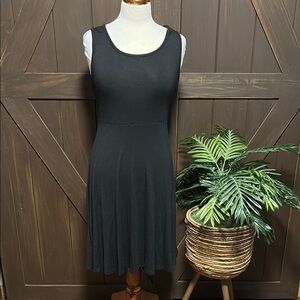 Black Sheath Dress with Scoop Neck Sleeveless Design for Casual Wear